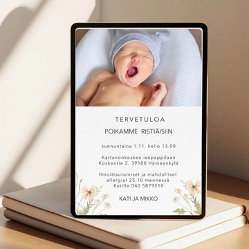 Digitaalinen Ristiäiskutsu tai Nimiäiskutsu omalla kuvalla kukkia Decopaja