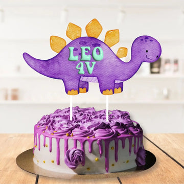 DINOSAURUS kakkukoriste liila omalla nimellä ja iällä Decopaja Dinosaurus