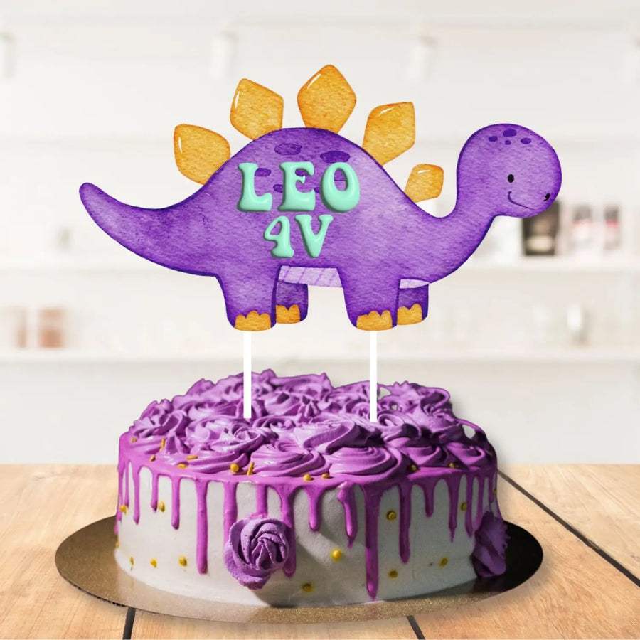 DINOSAURUS kakkukoriste liila omalla nimellä ja iällä Decopaja Dinosaurus