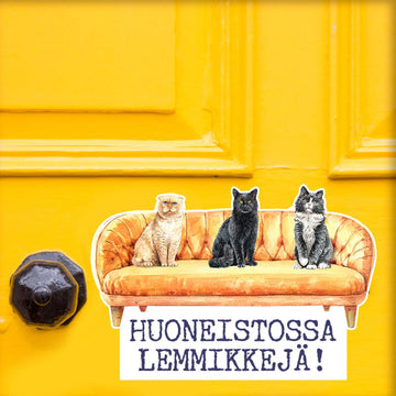 HUONEISTOSSA LEMMIKKEJÄ - 3 kissaa ovitarra Decopaja - Decopaja.fi