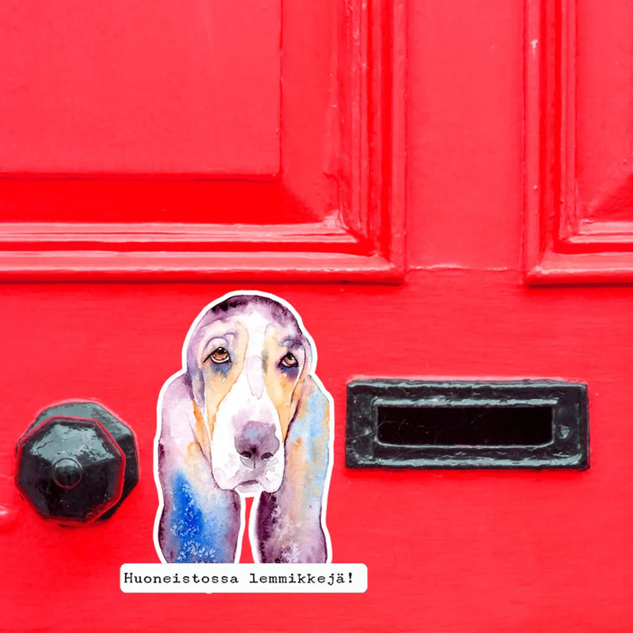 Huoneistossa lemmikkejä tarra - basset houndin kuvalla Decopaja HUONEISTOSSA LEMMIKKEJÄ -tarra 🐾 Käytännöllinen ovi-