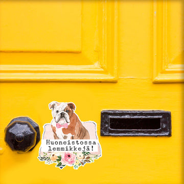 HUONEISTOSSA LEMMIKKEJÄ tarra - englanninbulldoggin kuvalla Decopaja