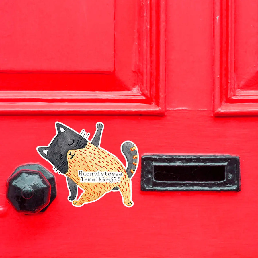 Huoneistossa lemmikkejä tarra - jooga kissa venyttelee Decopaja