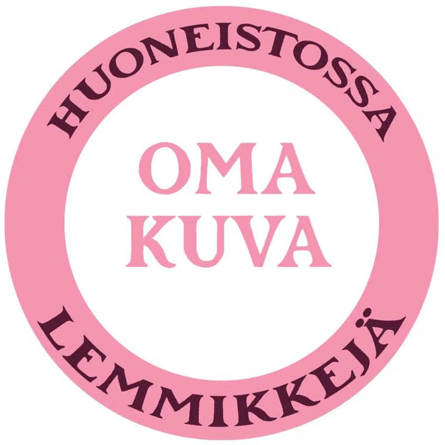 Huoneistossa lemmikkejä tarra omalla kuvalla Decopaja