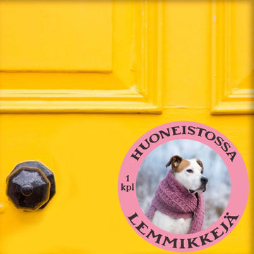 ’Huoneistossa lemmikkejä’ -tarra omalla kuvalla Decopaja Huoneistossa lemmikkejä tarra