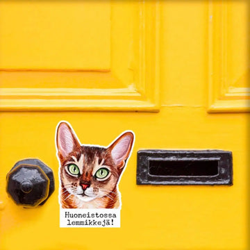 Huoneistossa lemmikkejä tarra - ruskea kissa ja vihreät silmät Decopaja