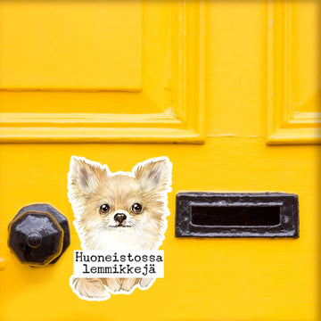 HUONEISTOSSA LEMMIKKEJÄ tarra - vaalea pitkäkarvainen chihuahua Decopaja