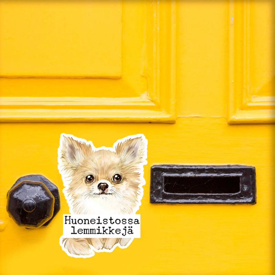 HUONEISTOSSA LEMMIKKEJÄ tarra - vaalea pitkäkarvainen chihuahua Decopaja