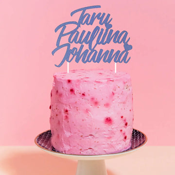 Kakkukoriste omalla nimellä 3 riviä fontti 9 Decopaja Nimikyltti kakkuun