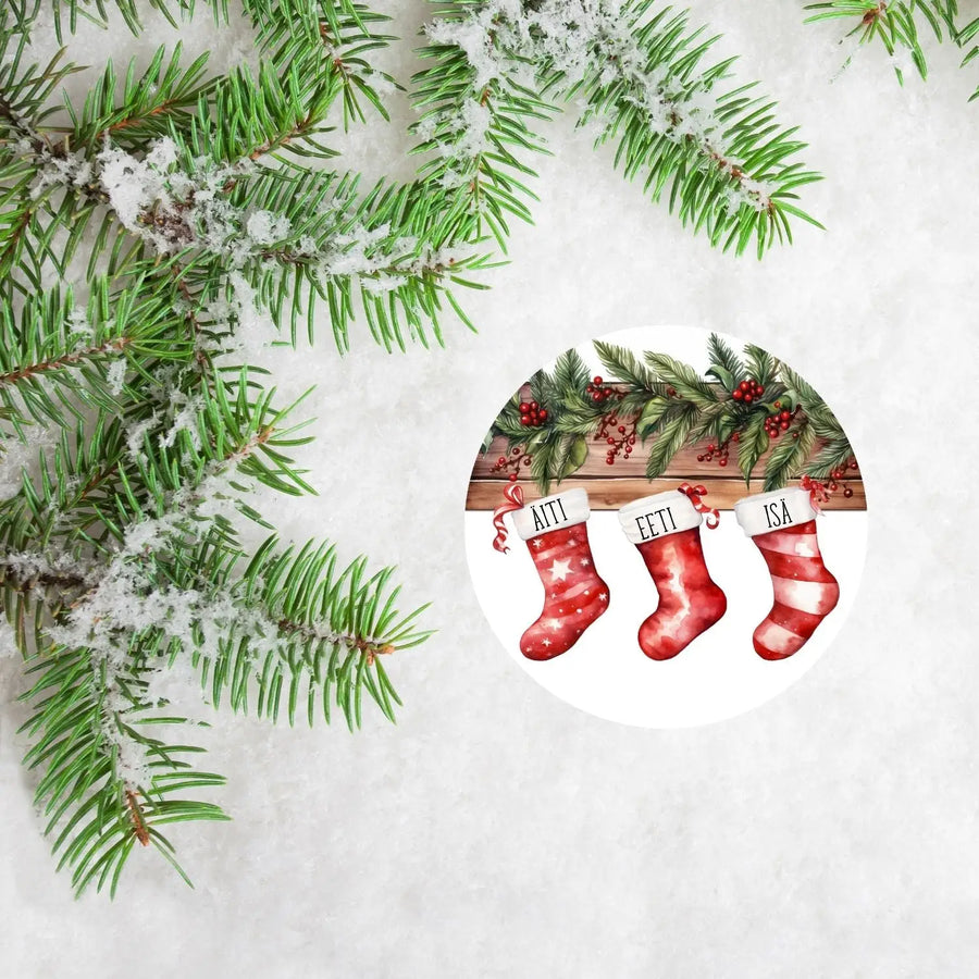 Kuusenkoriste tarra omalla nimellä joulusukat Decopaja punaiset