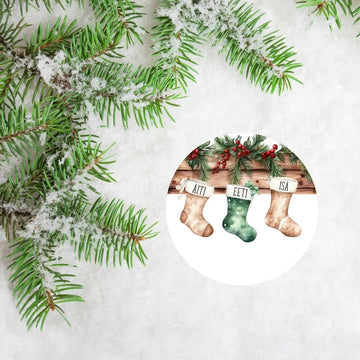 Kuusenkoriste tarra omalla nimellä joulusukka Decopaja perhe 5 hlöä Decopaja.fi