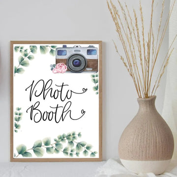 ’PHOTO BOOTH’ -JULISTE EUKALYPTUS LEHDILLÄ JA KAMERAN KUVALLA Decopaja Decopaja.fi