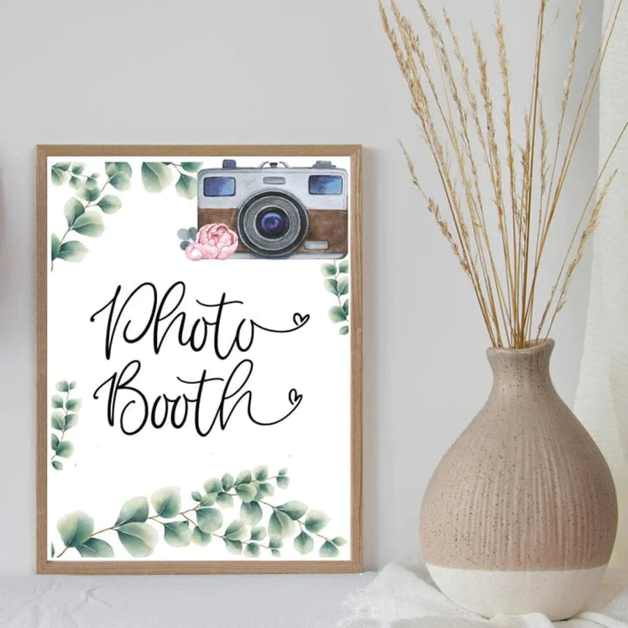 ’PHOTO BOOTH’ -JULISTE EUKALYPTUS LEHDILLÄ JA KAMERAN KUVALLA Decopaja Decopaja.fi