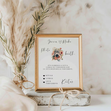 ’PHOTO BOOTH’ -JULISTE kameran ja kukkien kuvalla Decopaja