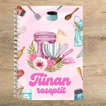 Täytettävä reseptikirja omalla tekstillä pinkki Decopaja