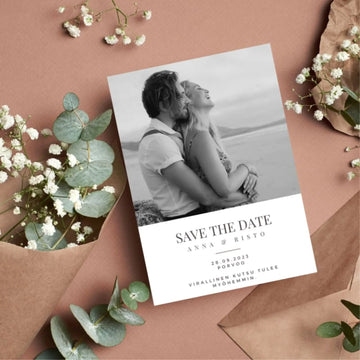 SAVE THE DATE KORTTI 1 KUVALLA A6 VAAKA VALKOINEN ALAREUNA Decopaja