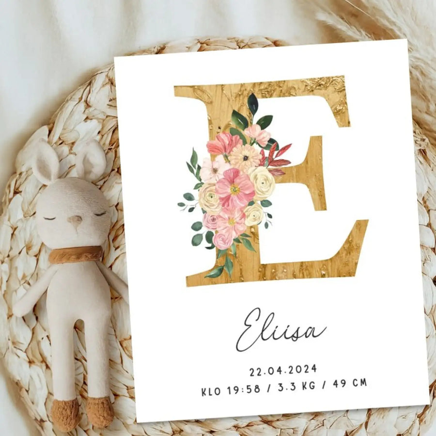 Syntymäjuliste iso kultainen etukirjain ja kukkia Decopaja SYNTYMÄJULISTE